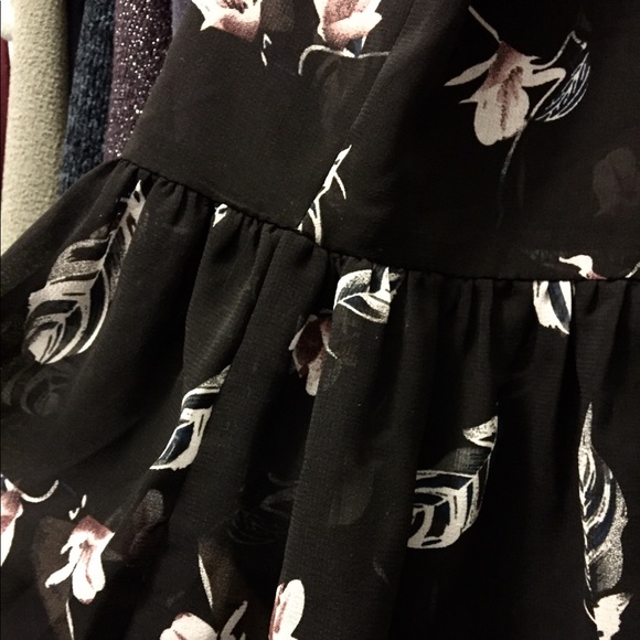 Devoted Floral Print Sleeveless Blouse - Picture 4 of 4